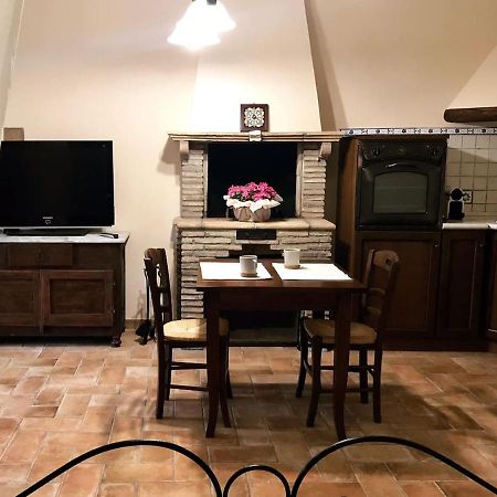 Casa Vacanze La Piazzetta Del Castello Montecalvello المظهر الخارجي الصورة